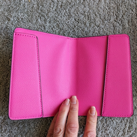 Collection Xiix NWT 3 PC travel set passport earbuds luggage tag pink ye… - Picture 4 of 16